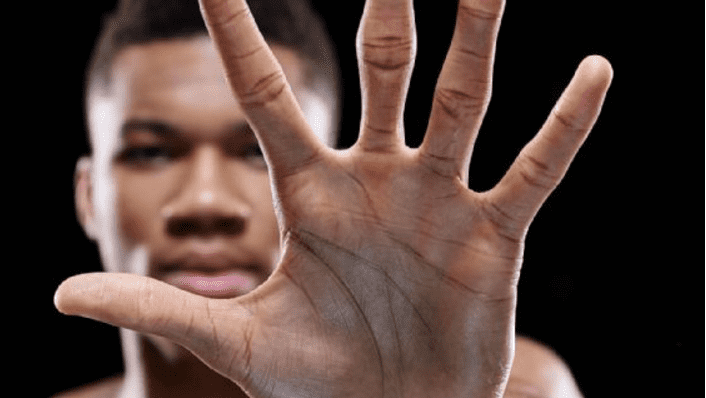 Giannis Antetokounmpo main finger