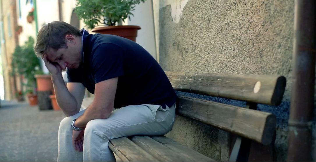 homme sur un banc 12 mars 2020