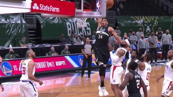 Giannis Antetokoumpo dunk NBA