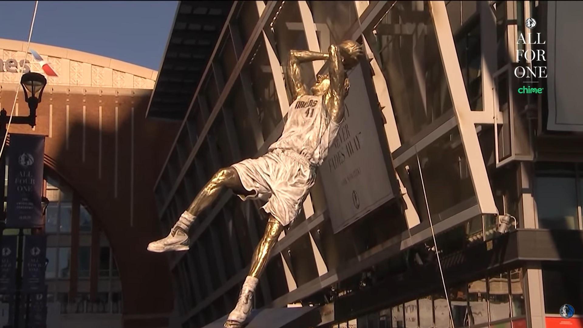 Dirk Nowitzki Statue