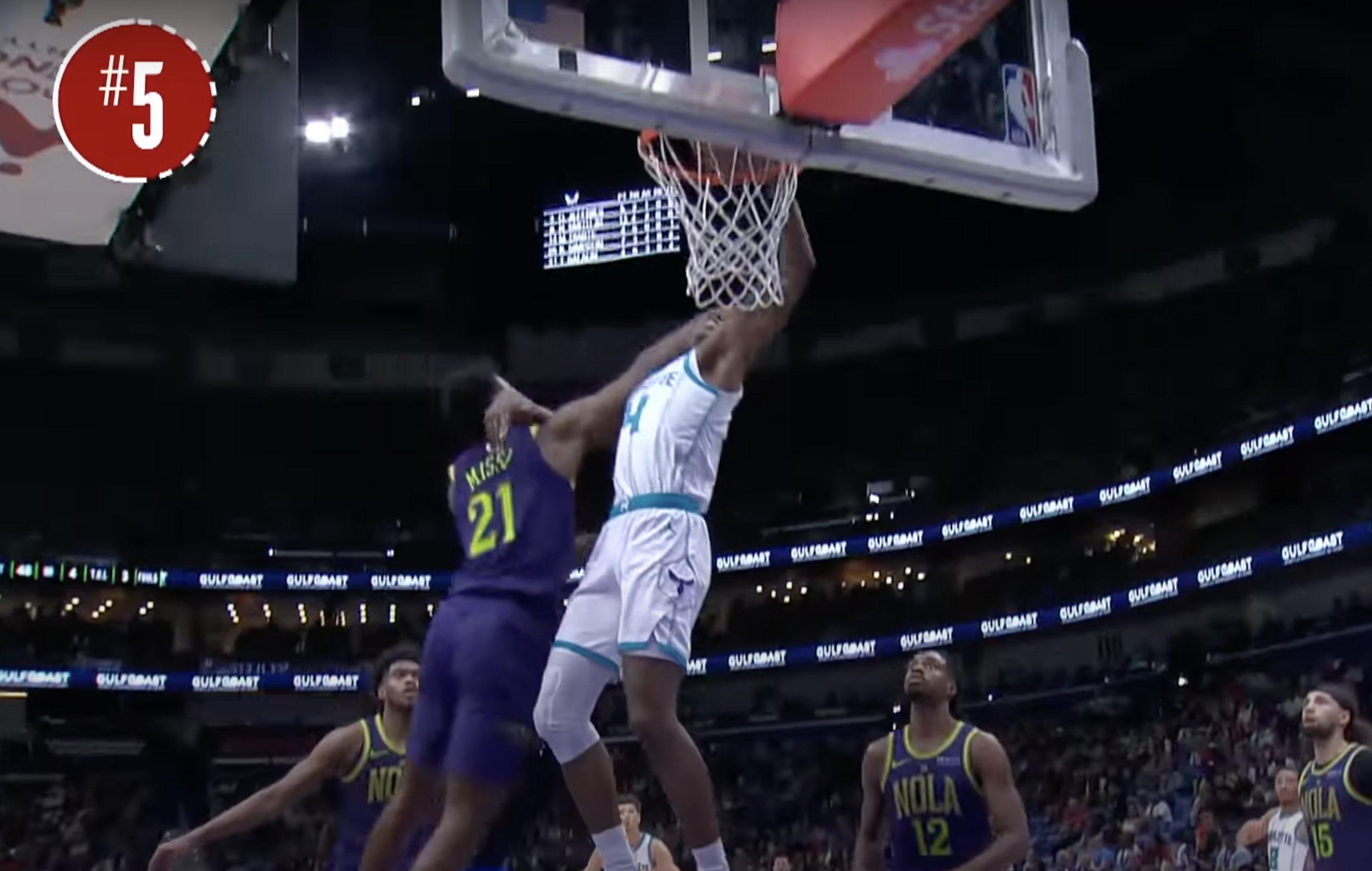 Moussa Diabaté dunk sur Yves Missi
