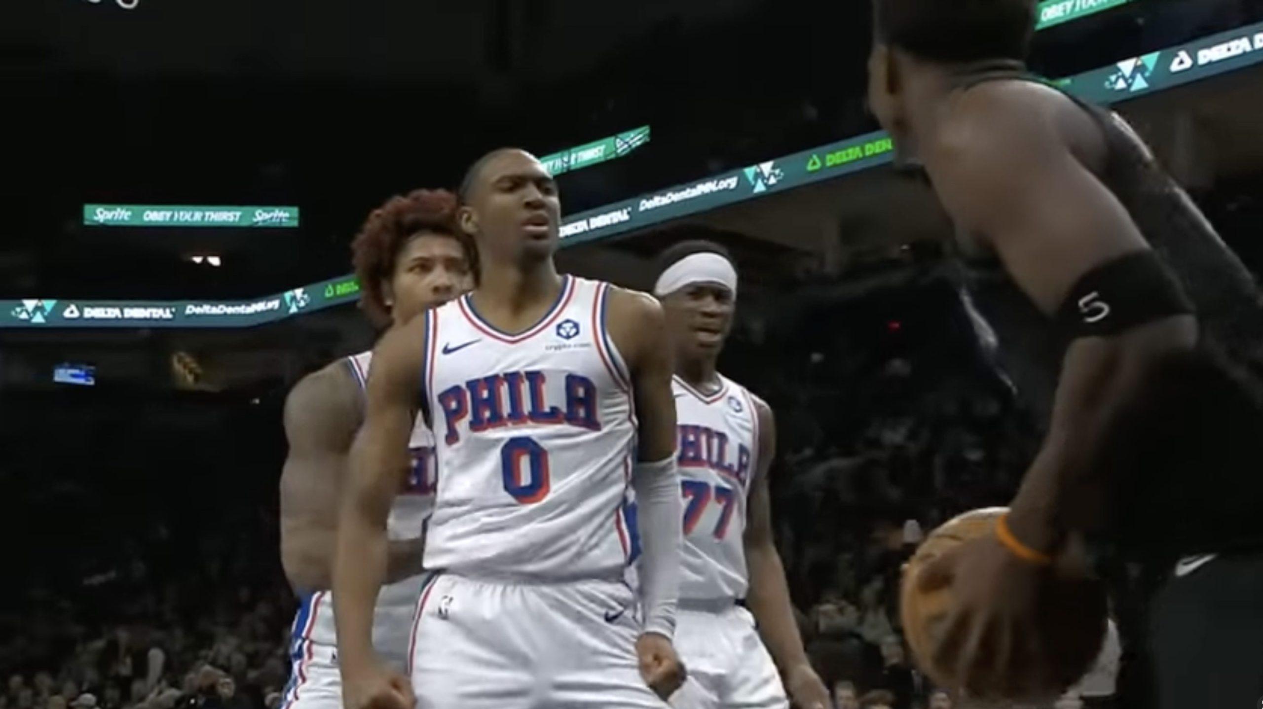 Tyrese Maxey dunk sur Anthony Edwards
