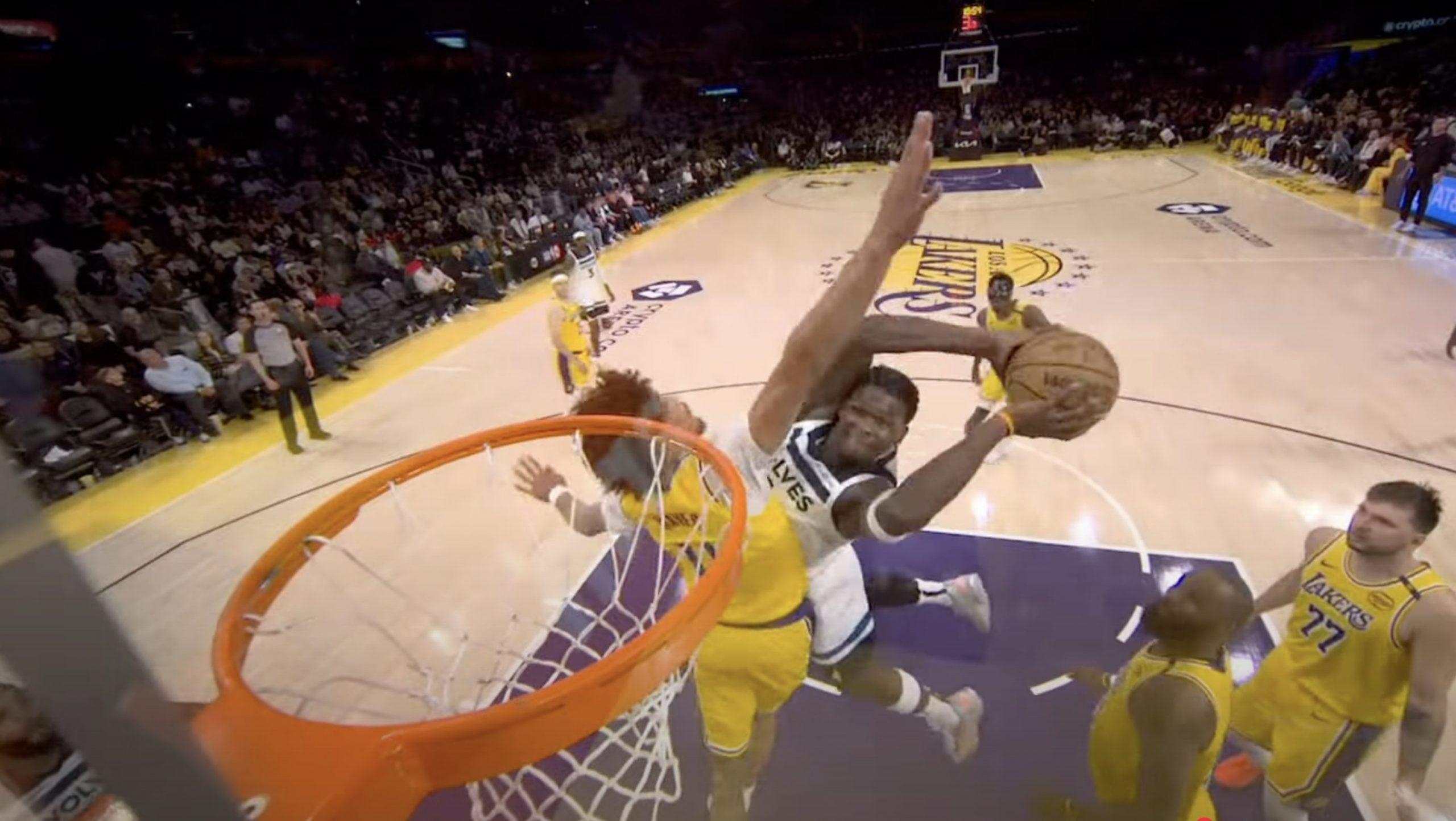 Anthony Edwards dunk 23 avril 2025
